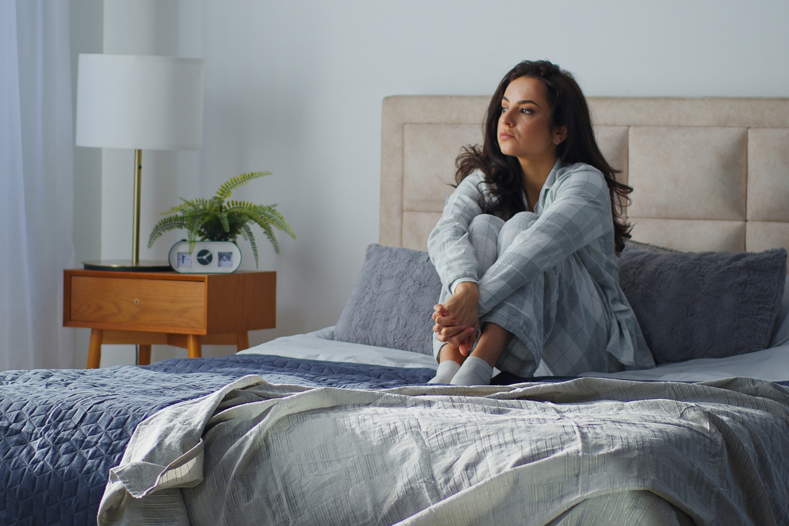 Bik: Fokus je na prijateljstvima, društvenim mrežama i dugoročnim planovima. U ljubavnim vezama preispitujete dijelite li iste ciljeve i vrijednosti s partnerom, dok se u poslu naglašava važnost timskog rada i suradnje. Moguće je da ćete tiho izaći iz nekog projekta ili kruga ljudi koji vas iscrpljuje kako biste napravili mjesta za nove, inspirativnije suradnike. Zdravlje je povezano s vašim ritmom i navikama; tijelo vam jasno pokazuje gdje ste se preopteretili, stoga se vratite jednostavnim ritualima koji vam donose mir.