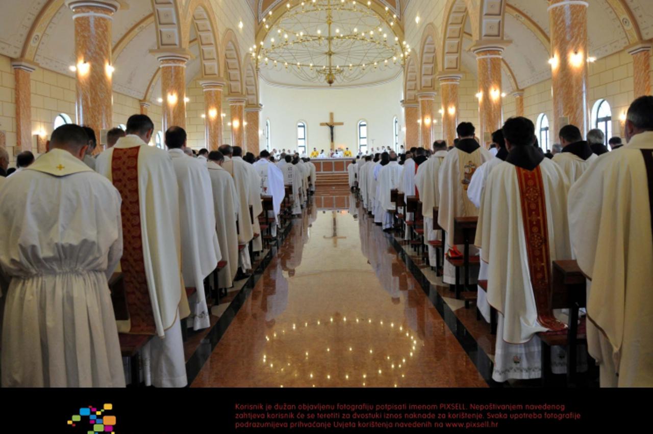'02.06.2010., Kupres, BiH - U svecenickoj godini koju je proglasio Sveti Otac papa Benedikt XVI. dijecezanski i franjevacki svecenici okupili su se u crkvi Svete obitelji u Kupresu. Svecano misno slav