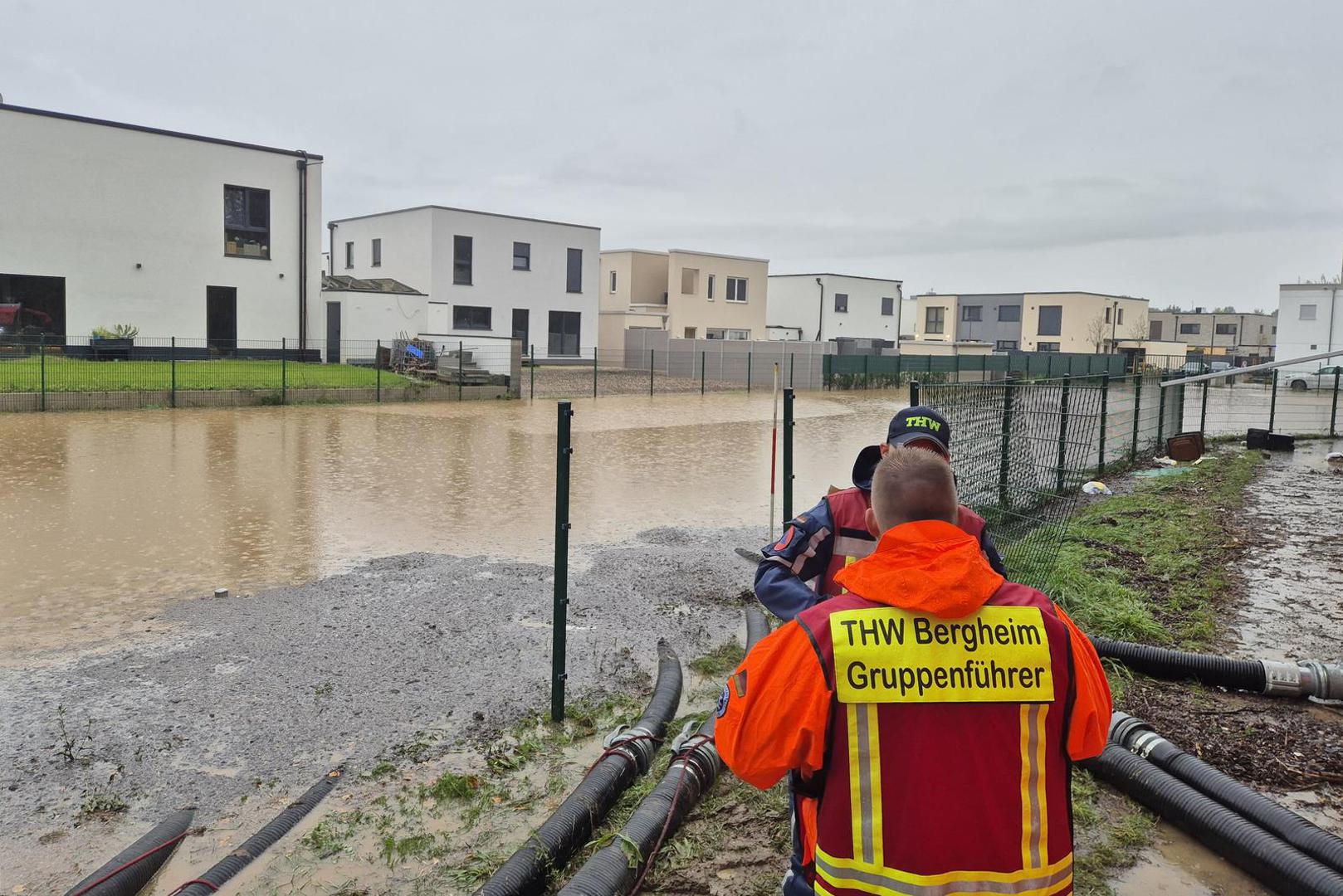 09 September 2025, North Rhine-Westphalia, Bedburg: THW emergency services pump away water. Heavy rain in the south-west of North Rhine-Westphalia this morning led to numerous police and fire department operations. Photo: Sascha Thelen/dpa Photo: Sascha Thelen/DPA