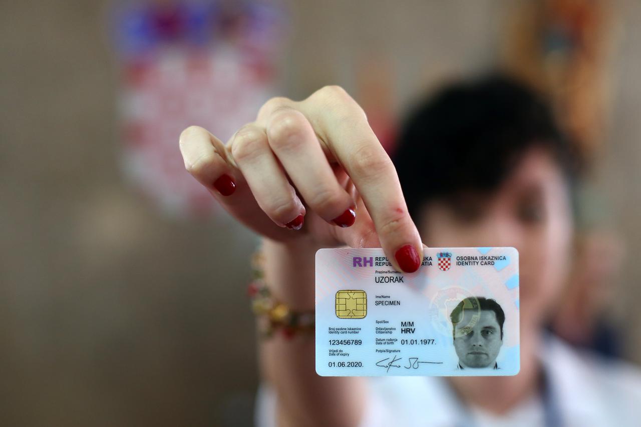 Zagreb: Ministar Ranko Ostoji? predstavio novu elektroni?ku osobnu iskaznicu