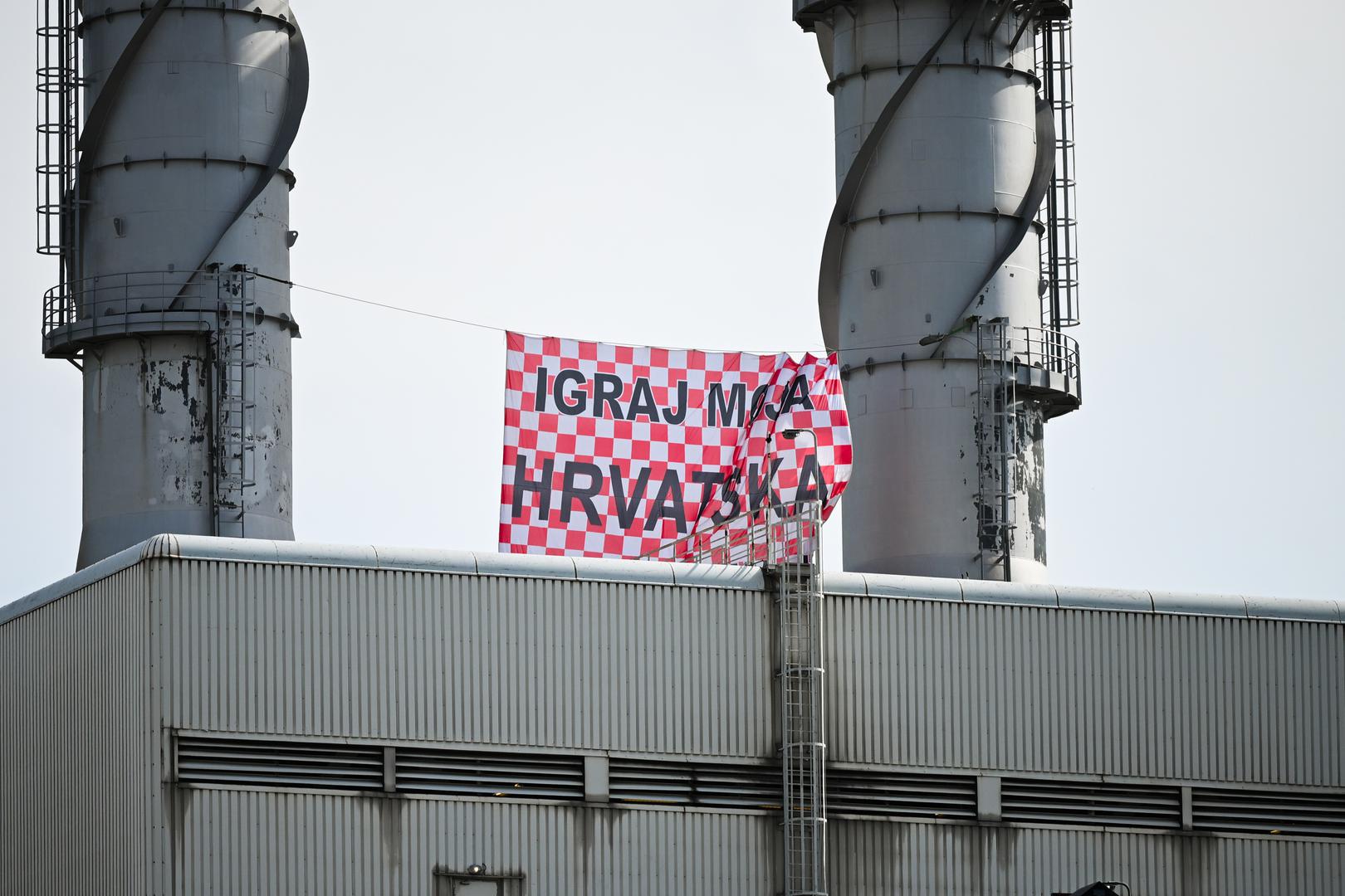 Između dva dimnjaka toplane vide se prepoznatljive kockice i tekst 'Igraj moja Hrvatska'. 