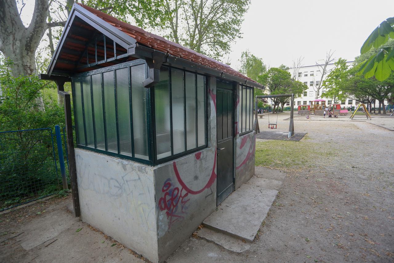 Zagreb: Javni WC u parku na Trg kralja Petra Krešimira IV