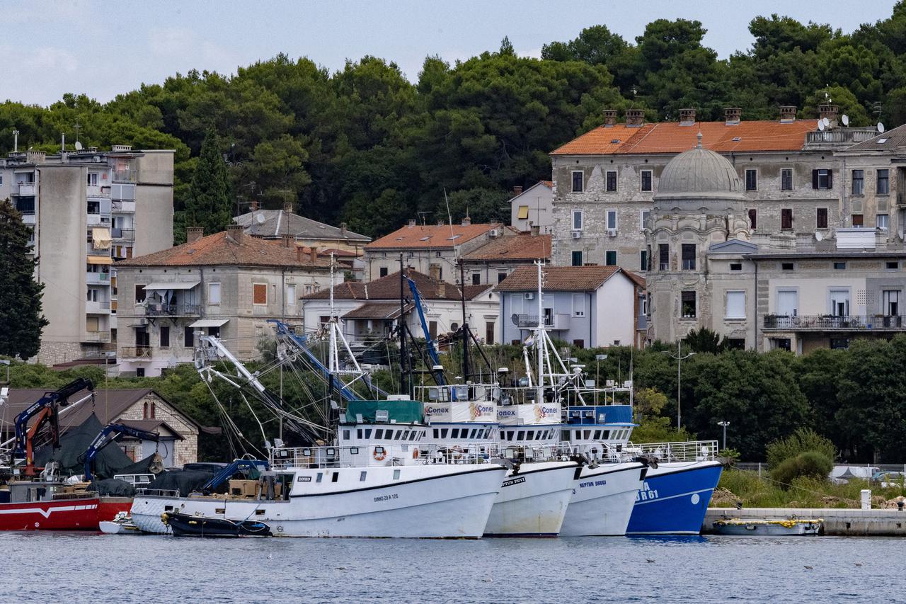 Pula: Usidreni ribarski brodovi na gradskoj rivi
