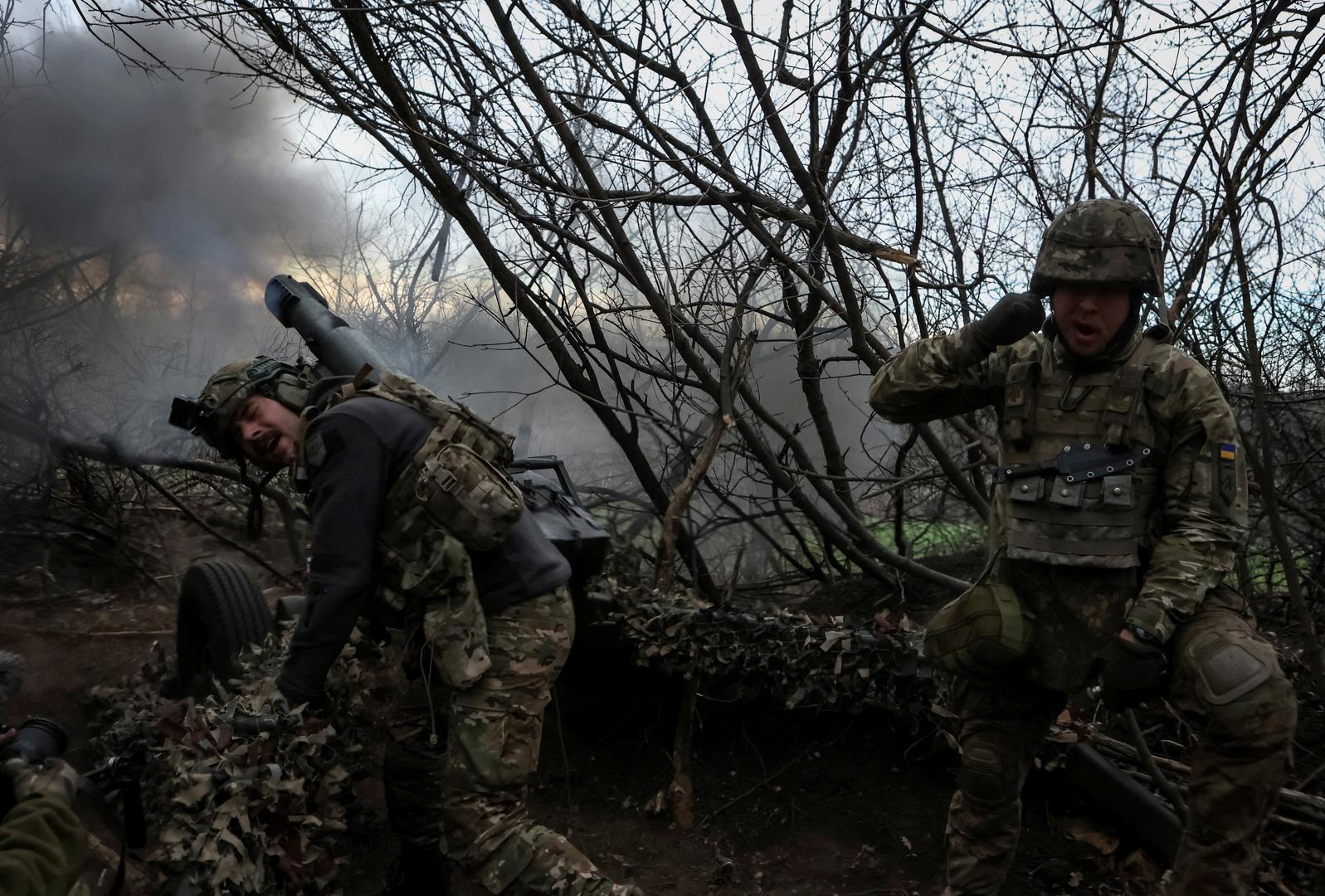 Servicemen of the 12th Special Forces Brigade Azov of the National Guard of Ukraine fire a howitzer towards Russian troops, amid Russia's attack on Ukraine, in Donetsk region, Ukraine April 5, 2024. REUTERS/Sofiia Gatilova     TPX IMAGES OF THE DAY Photo: Sofiia Gatilova/REUTERS