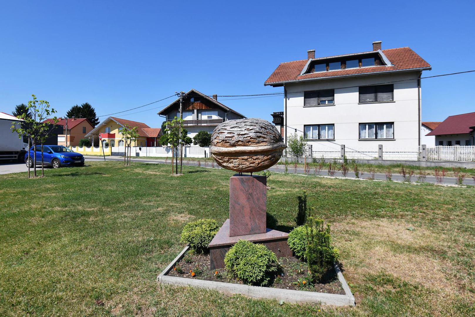 Općina Orehovica ima spomenik orahu.