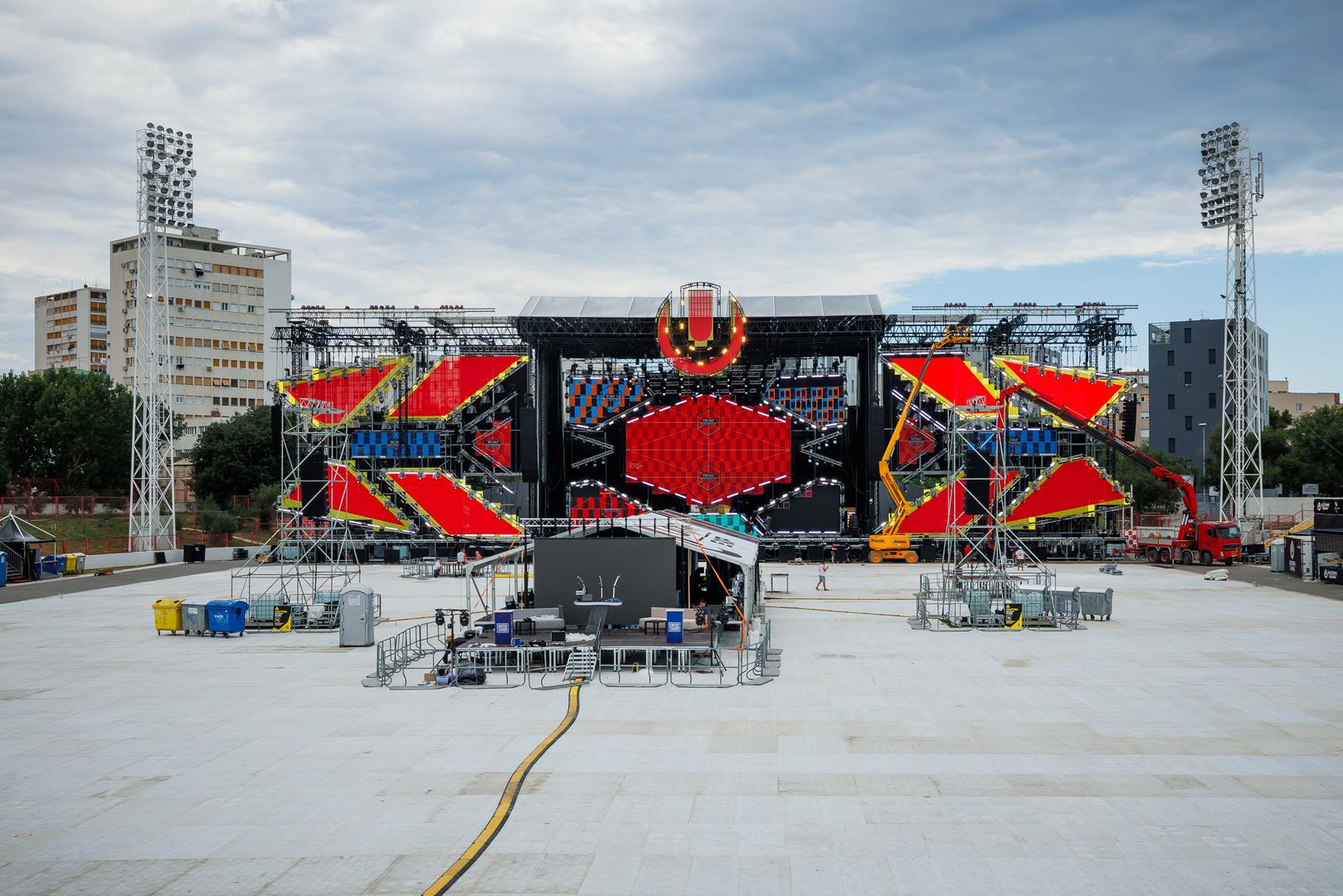 "Glavna pozornica široka je 80, a visoka 20 metara, dok VIP prostori na istočnoj i zapadnoj strani mogu primiti oko 6000 posjetitelja dnevno. Parter ispred pozornice predviđen je za oko 25.000 ljudi, a cijeli festivalski prostor opremljen je signalizacijom za hitne izlaze, punktovima prve pomoći te komunikacijskom infrastrukturom", rekao je.