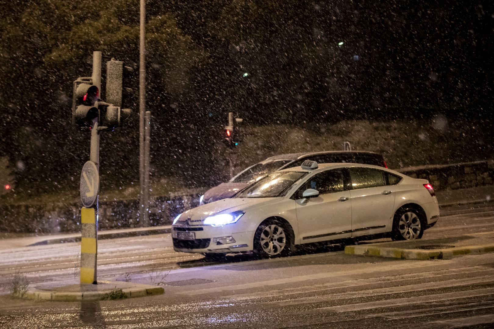 06.04.2021., Split - Jak snijeg pada u Splitu i okolici. Zabijelili su se automobili i zelene povrsine.
Photo: Miroslav Lelas/PIXSELL