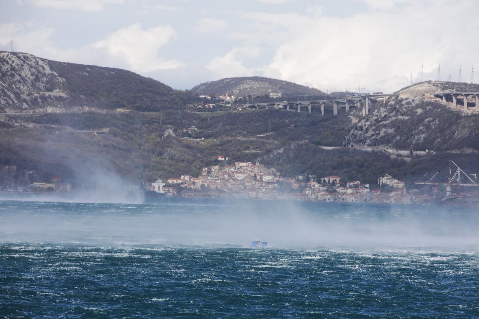 Hrvatski autoklub upozorava na velike poteškoće u prometu, na snazi su zabrane za pojedine skupine vozila, a u prekidu su i neke trajektne i katamaranske linije. U Lici povremeno pada snijeg, dok su drugdje kolnici mokri i skliski. 