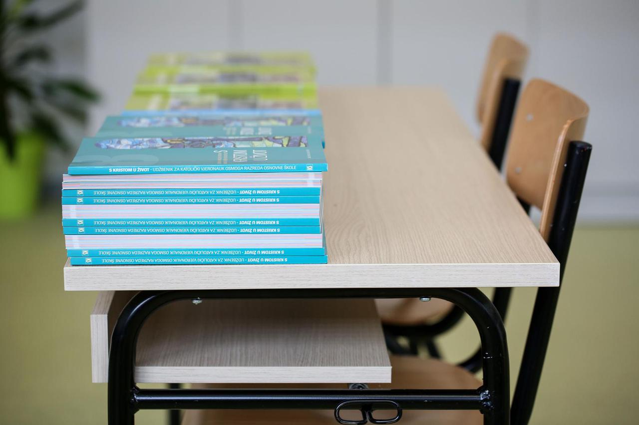 Zagreb: Isporuka udžbenika u osnovnu školu Hrvatski leskovac