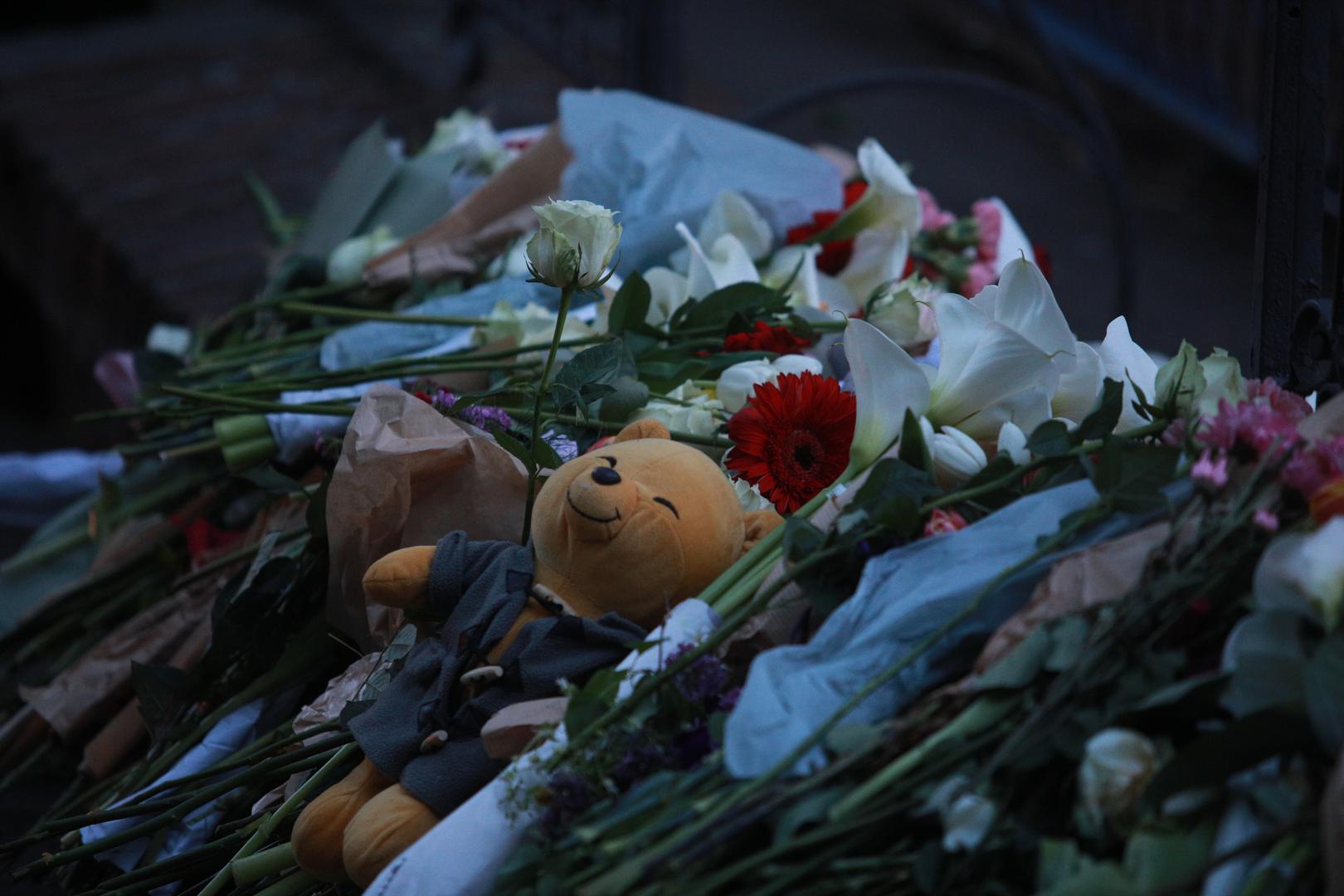 03, May, 2023, Belgrade - Citizens lay flowers and light candles in front of the "Vladislav Ribnikar" Elementary School, where a tragedy occurred this morning when a seventh-grade student killed eight students and a security guard. Photo: Milos Tesic/ATAImages

03, maj, 2023, Beograd - Gradjani polazu cvece i pale svece ispred Osnovne skole "Vladislav Ribnikar” gde se jutros desila tragedija kada je ucenik sedmog razreda ubio osam ucenika i radnika obezbedjena. Photo: Milos Tesic/ATAImages Photo: Milos Tesic/ATAImages/PIXSELL