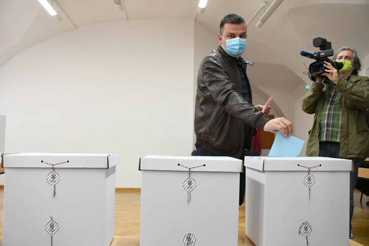 Bjelovar: Kandidat za gradonačelnika Dario Hrebak na glasovanje stigao s obitelji