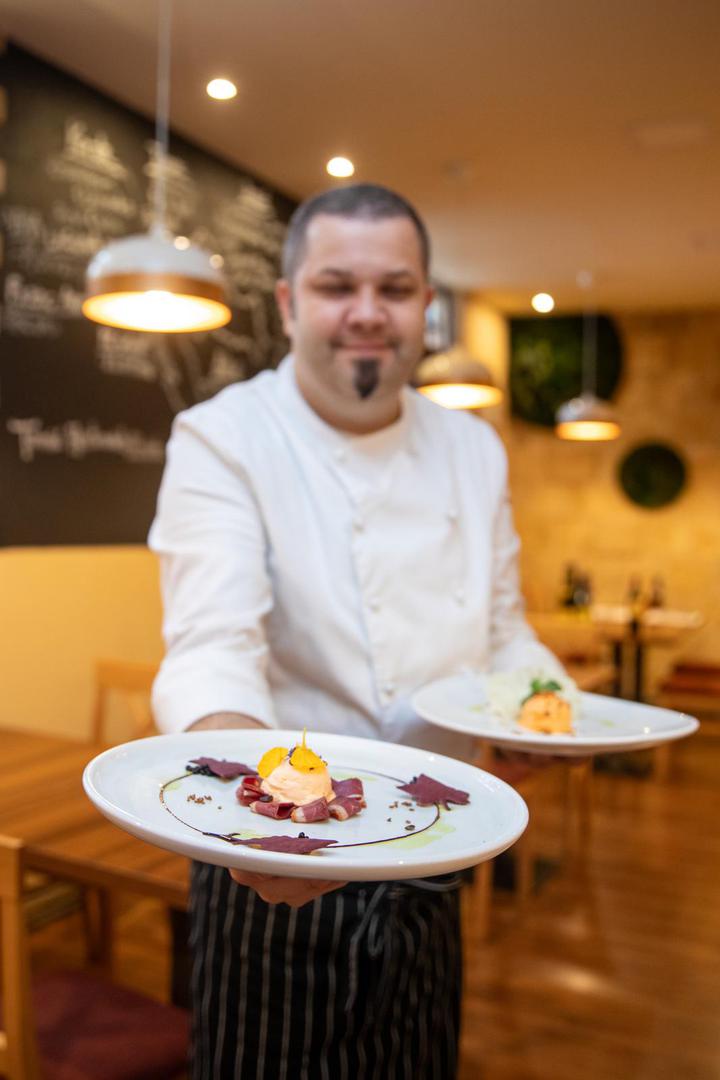 24.10.2022.,  Osijek - ​Restoran Lipov hlad, chef Ivan Dukic i njegov sladoled od narance sa chiliem i dimljena patka Photo: Borna jaksic/PIXSELL