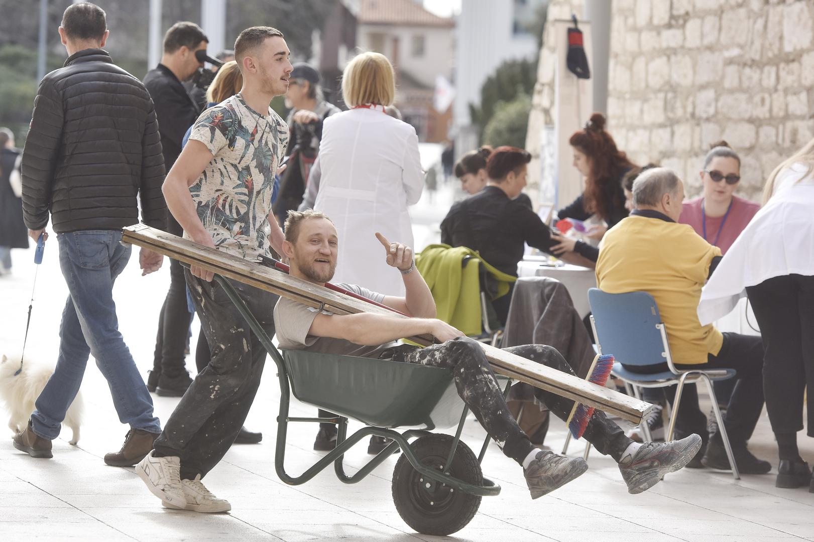 Fotoreporter Pixsella uhvatio je zanimljiv trenutak u Šibeniku gdje je jedan građevinski radnik na zanimljiv način prevozio kolegu s posla. 