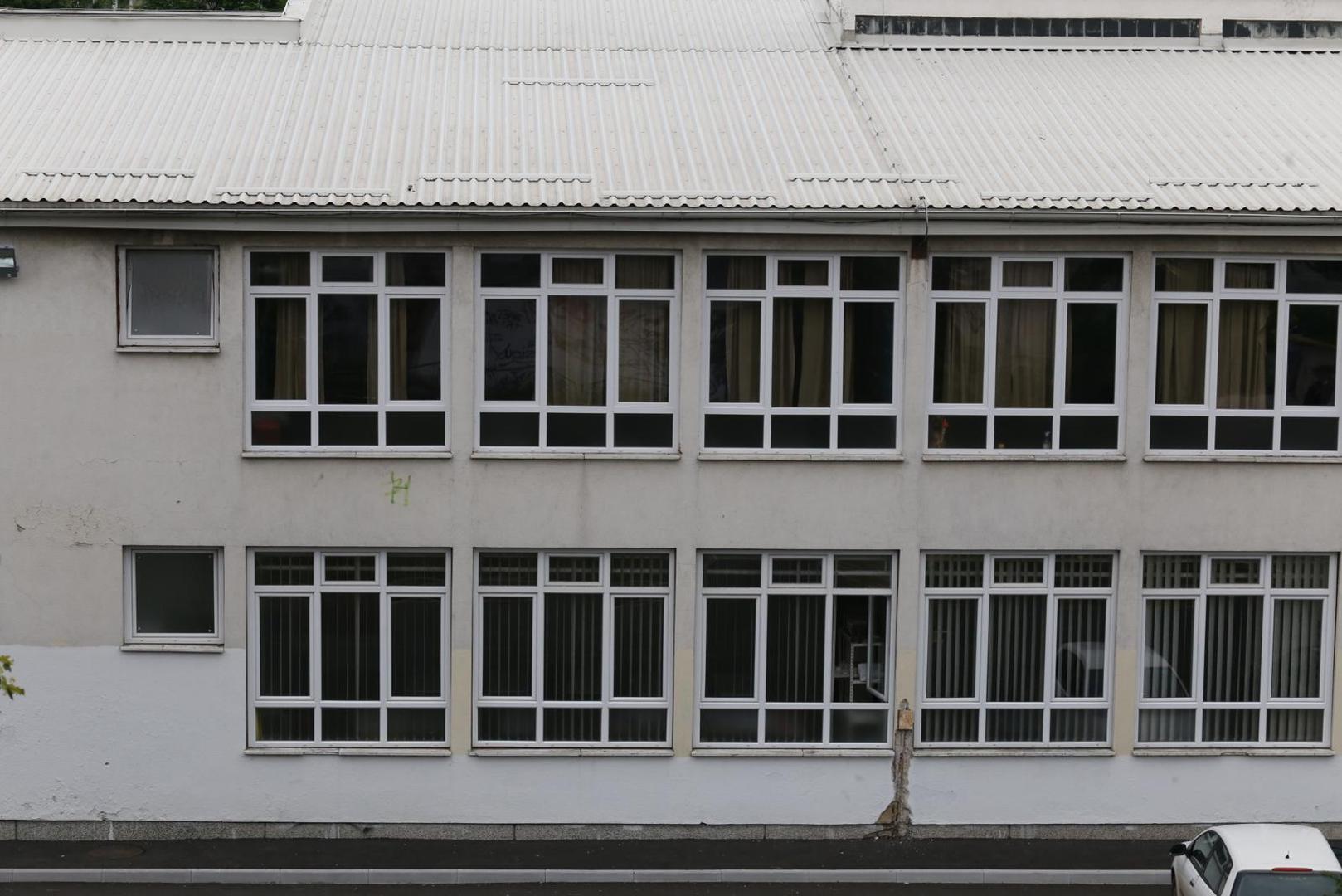 14.06.2023., Lukavac, Bosna i Hercegovina - Policijski ocevid u osnovnoj skoli "Lukavac Grad" gdje je u jutarnjim satima doslo do uporabe vatrenog oruzja pri cemu je jedna osoba ranjena i nalazi se u zivotnoj opasnosti. Photo: Stringer/PIXSELL