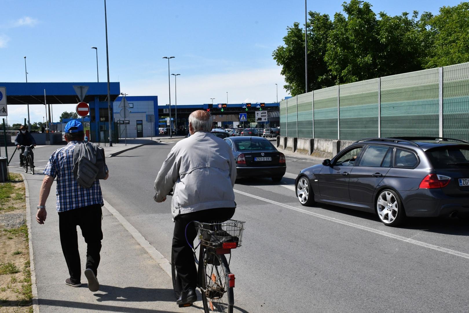 11.06.2020. Slavonski Brod - Na granicnom prijelazu s BiH u Slavonskom Brodu zbog pojacanog prometa vozila stvaraju se vece guzve. Vrijeme potrebno za prelazak granice tijekom dana se neprestano mijenja, a cekanja u oba smjera mogu biti i dulja od pola sata.
Photo: Ivica Galovic/PIXSELL