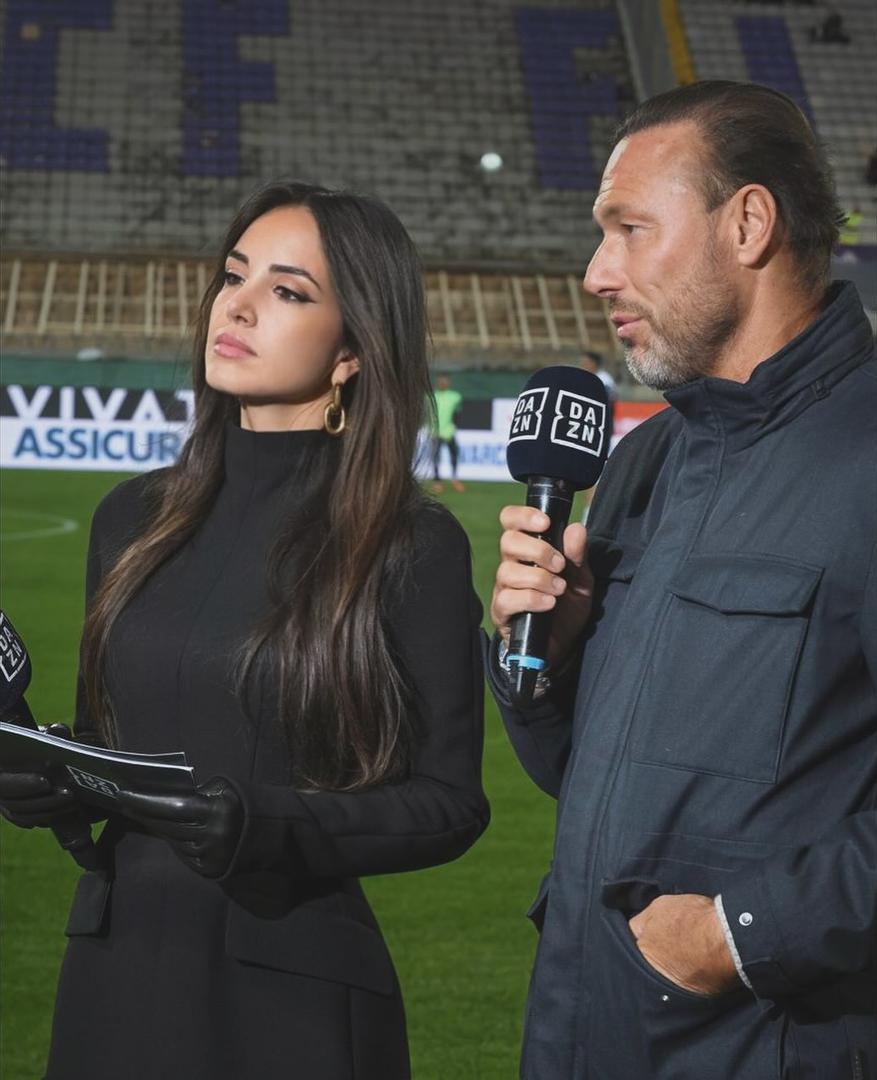 Njezin televizijski debi dogodio se na kanalu Sportitalia, gdje joj je povjeren nesvakidašnji zadatak - vođenje sportskih vijesti na engleskom jeziku, što je bio pionirski pothvat za tu televizijsku kuću.