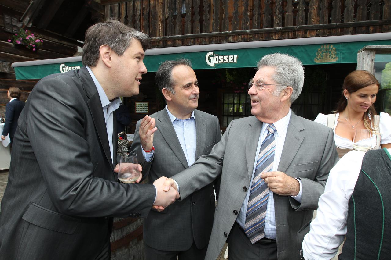 11 .07..2014. Pogusch- U organizaciji Kleine zeitunga u restoranu Steireich upriliceno je druzenje i ocjenjivanje vina austrijskih gospodarstvenika, politicara i umjetnika na kojem je bio i hrvatski ministar financija Boris Lalovac i hrvatski predstavnici