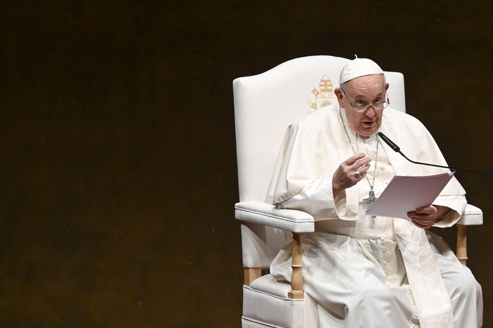 Nostradamus previđa i smrt pape Franje. "Smrću vrlo starog pape, Rimljanin dobre dobi bit će izabran. Za njega će se reći da je slab, ali dugo će sjediti i biti u žudnji", napisao je Nostradamus. 