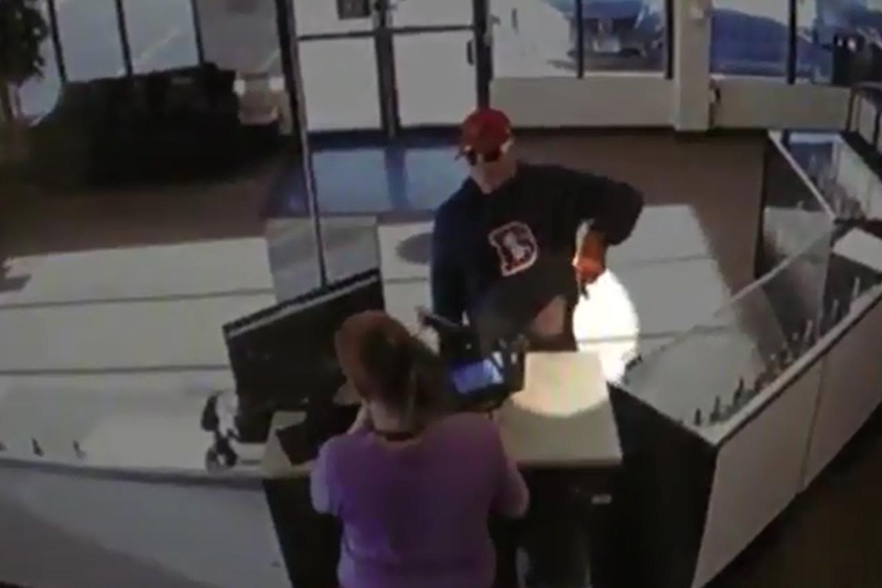 Pljačkašu ispao pištolj