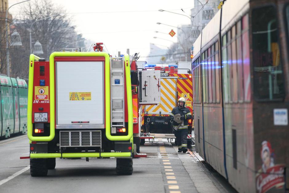 Zagreb: Požar skladišta u Maksimirskoj ulici