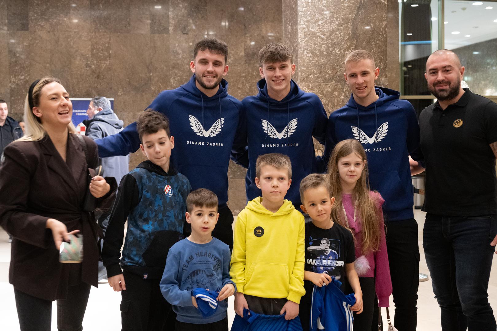 Na kraju koncerta igrači su stigli na pozornicu gdje su zajedno s malim navijačima i njihovim roditeljima poveli pjesmu, a u jednom trenutku čulo se i "hoćemo pobjedu".