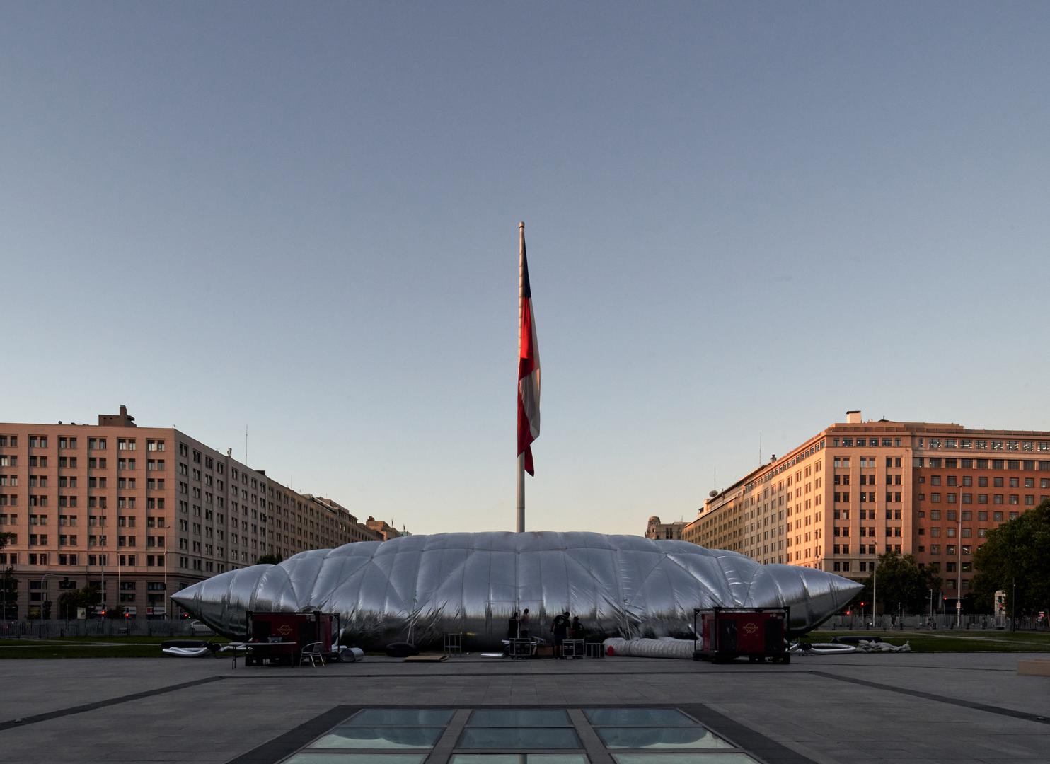 Napuhana konstrukcija u Santiagu, na velikom gradskom trgu Plaza de la Constitución, ispred predsjedničke palače La Moneda