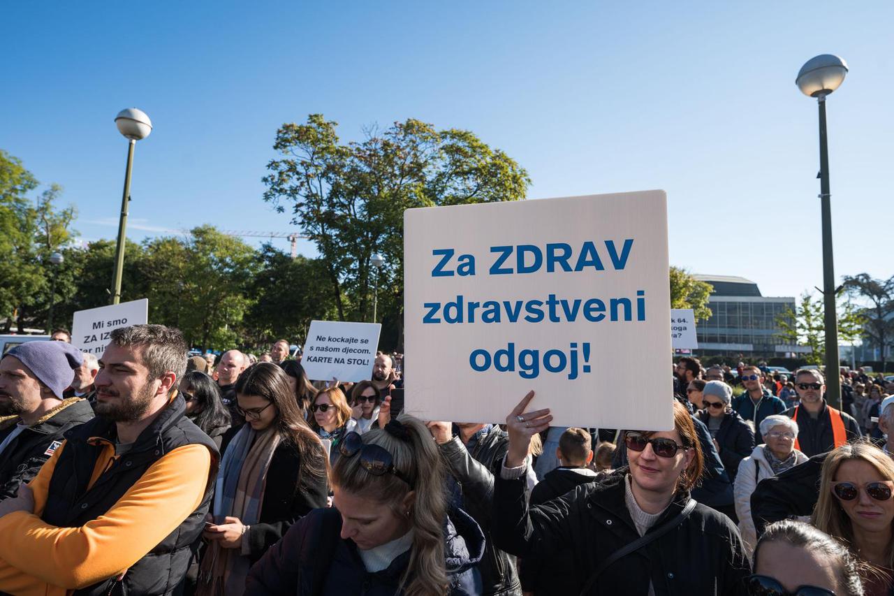 Zagreb: Inicijativa "Karte na stol" organizirala je prosvjed kojim se protive novim formatom zdravstvenog odgoja