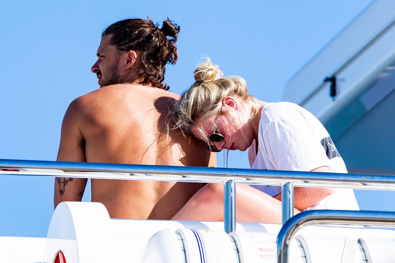 Manje od dva tjedna dijele nas od vjenčanja godine u Dubrovniku! Kako domaći mediji izvještavaju, sudbonosno 'da' u Dubrovniku će izreći Nicole Artukovich, inače Amerikanka konavosko-hercegovačkih korijena te zaručnica poznatog hokejaša Liama Stewarta, sina slavnog glazbenika Roda Stewarta i supermodela Rachel Hunter. Na njihovom vjenčanju očekuju se brojna poznata lica.