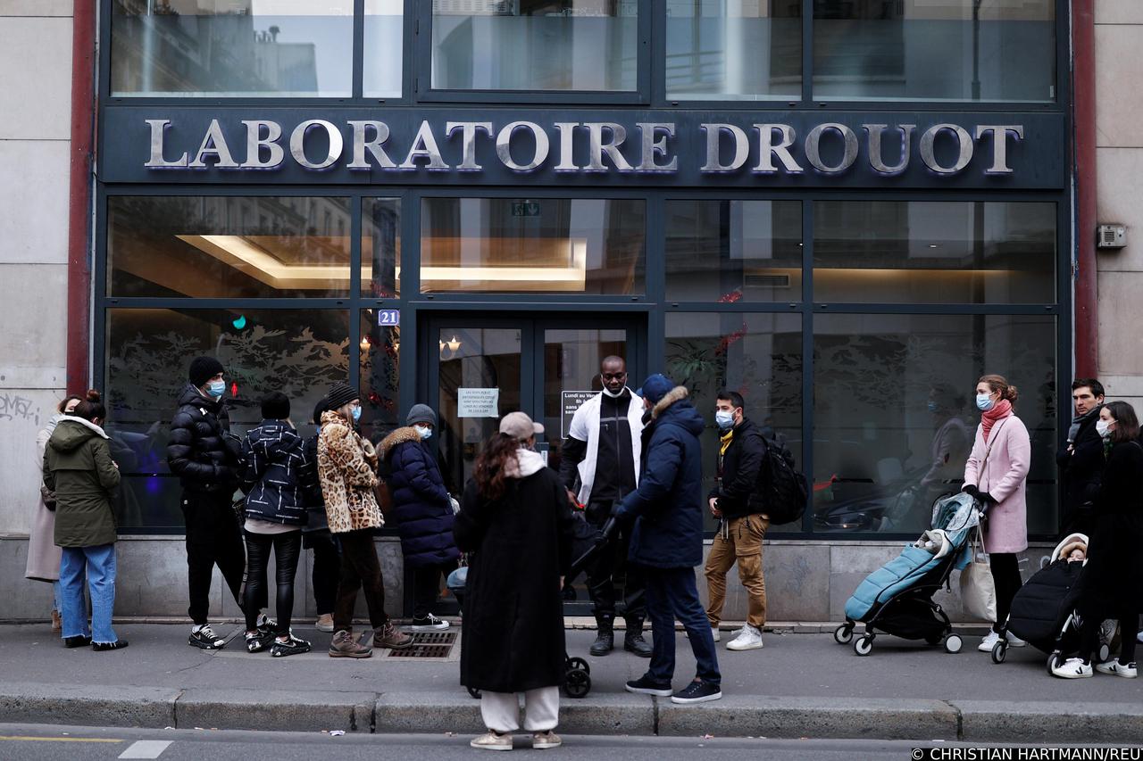 People getting tested for COVID-19 ahead of Christmas, in Paris