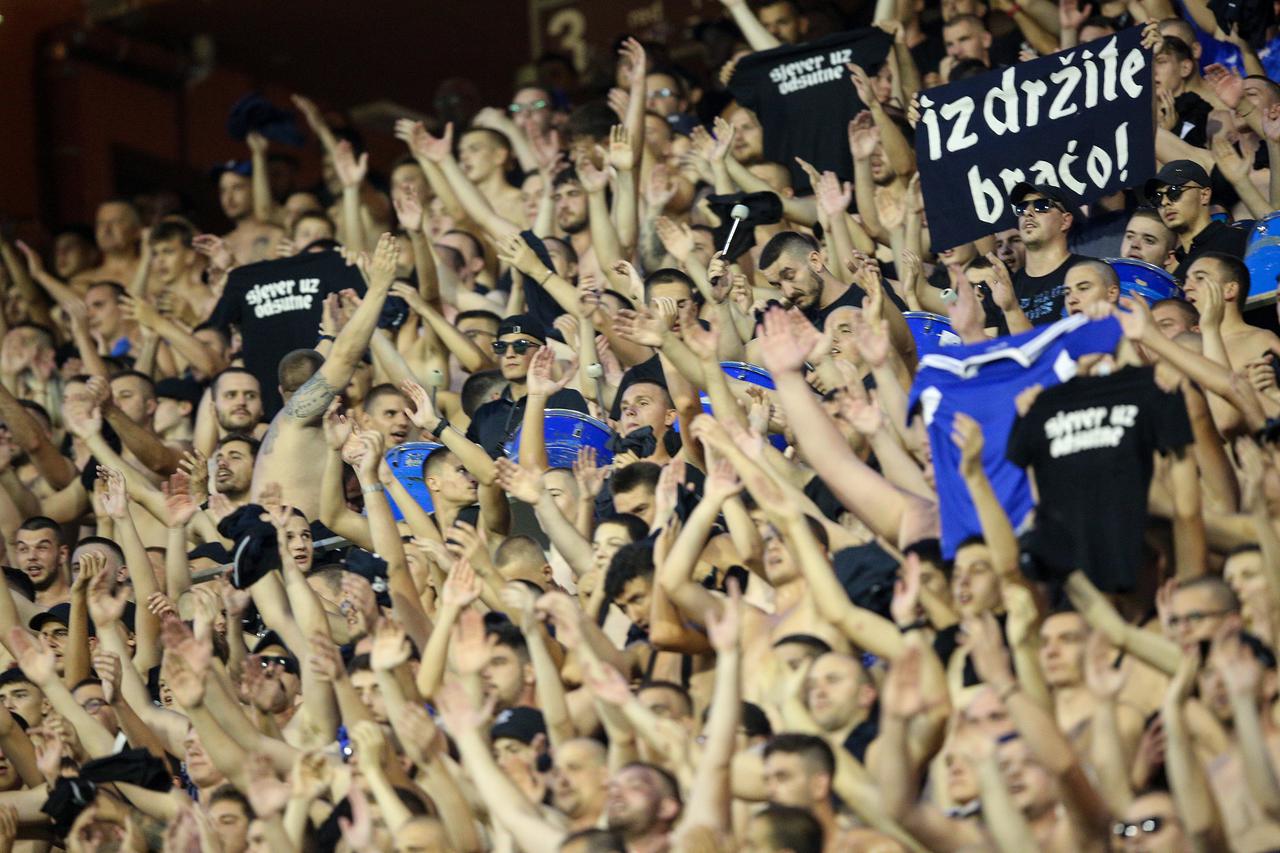 Navijači na tribinama na utakmici Dinama i Sparte Prag u play-offu UEFA Europske lige