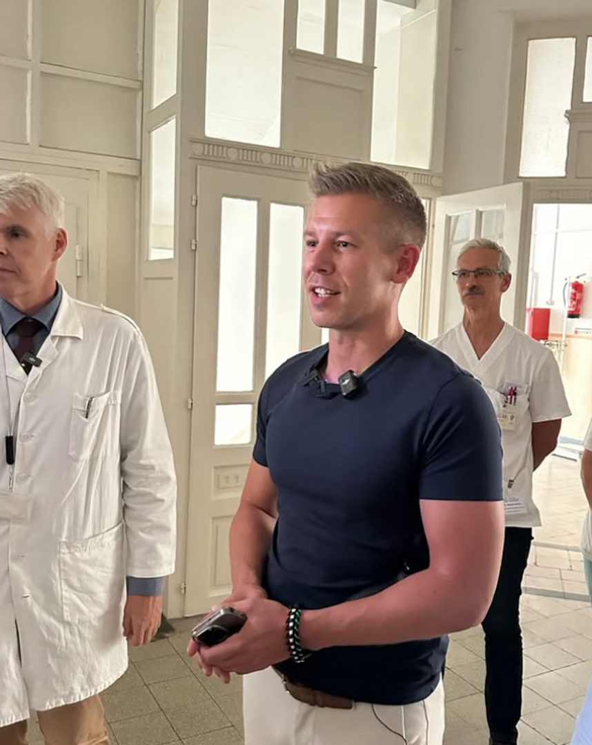 Brojni korisnici ne komentiraju samo njegov politički nastup nego i njegov fizički izgled i karizmu, često na polušaljiv, ali i vrlo entuzijastičan način.