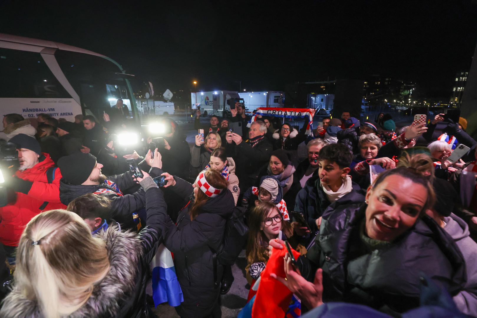 Na zadnji trening pred utakmicu stiglo ih je podržati mnoštvo navijača, a naši su reprezntativci zakratko zastali kako bi se slikali i podijelili pokoji autogram