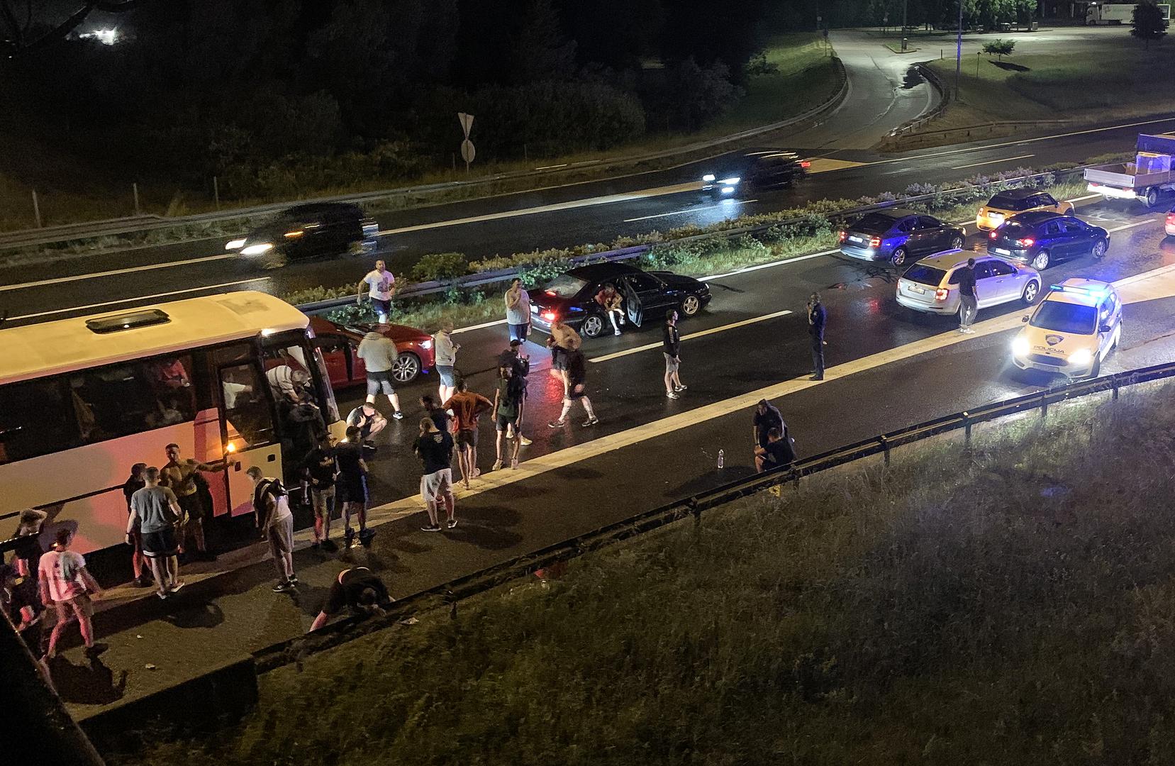 21.05.2022., Zagreb -Ekskluzivne fotografije tucnjave izmedju Torcide i policije.  U subotu u 21.35 sati na autocesti A1 kod odmorista Desinec navijaci Hajduka napali su policajce koji su ih organizirano pratili s utakmice u Zagrebu. Odbijajuci napad policija je uzvratila vatrenim oruzjem kojim su ranjena dvojica napadaca, a u napadu je ozlijedjeno desetak policajaca. Photo: Pixsell/PIXSELL