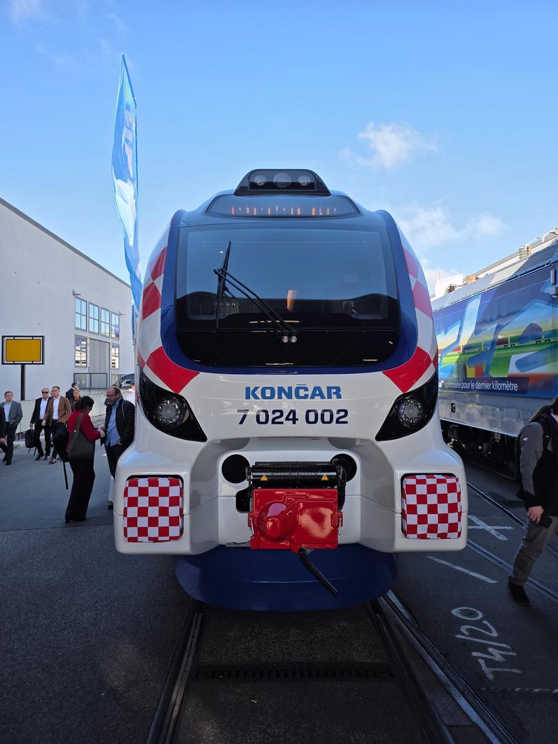 KONČAR je na najvećem svjetskom sajmu transportne tehnologije InnoTrans u Berlinu predstavio novi hibridni, odnosno bimodalni elektrodizelski vlak za daljinski prijevoz, razvijen i proizveden u Hrvatskoj.
