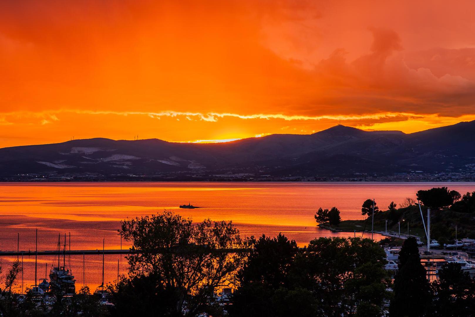 S vrha Poljudskog Stadiona u Splitu danas je snimljen spektakularan zalazak sunca.