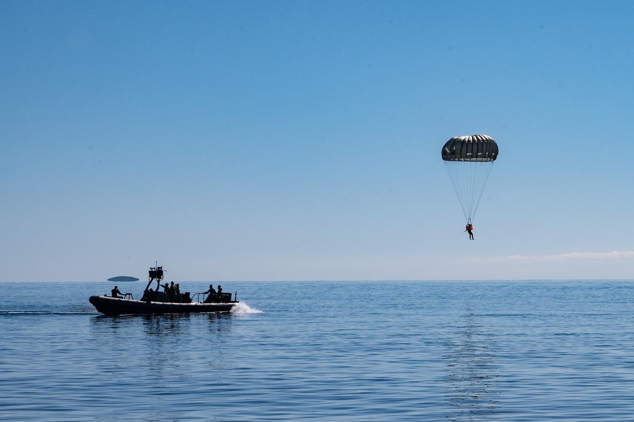 Hrvatski i američki specijalci u akciji na moru, izveli zahtjevne padobranske skokove