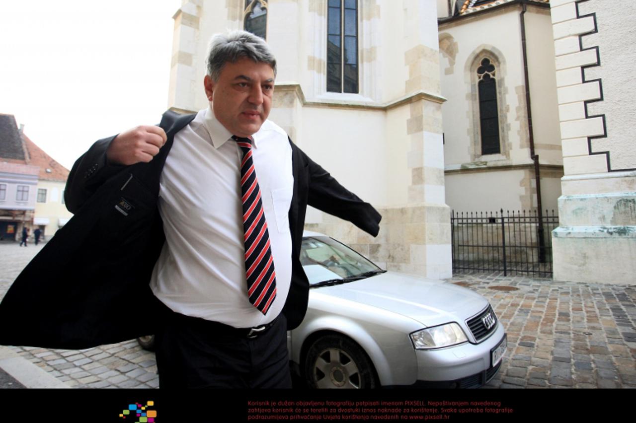 '23.12.2011. Markov trg,Zagreb - Dolazak zastupnika na sjednicu Hrvatskog Sabora na kojoj se izglasava povjerenje novoj Vladi.Zlatko Komadina Photo: Boris Scitar/PIXSELL'