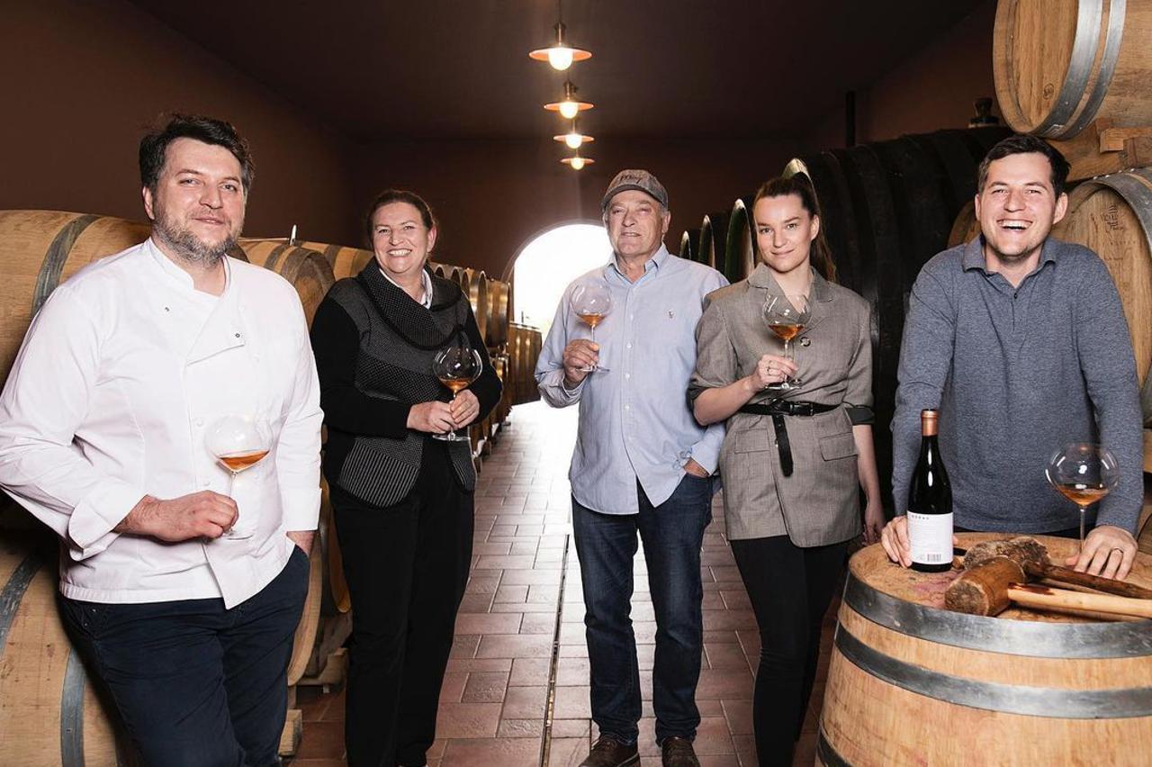 Chef Bernard Korak, roditelji, sestra i voditeljica restorana Vera Korak, te brat koji s ocem vodi vinariju