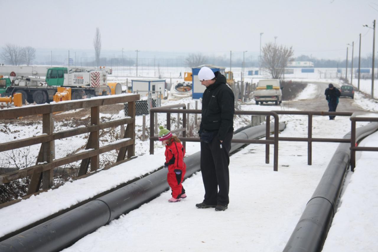 '06.01.2011. Karlovac - Gradiliste kanalizacije kod Drvenog mosta na Korani koje se financira iz ISPA projekta. Photo: Kristina Stedul Fabac/PIXSELL'