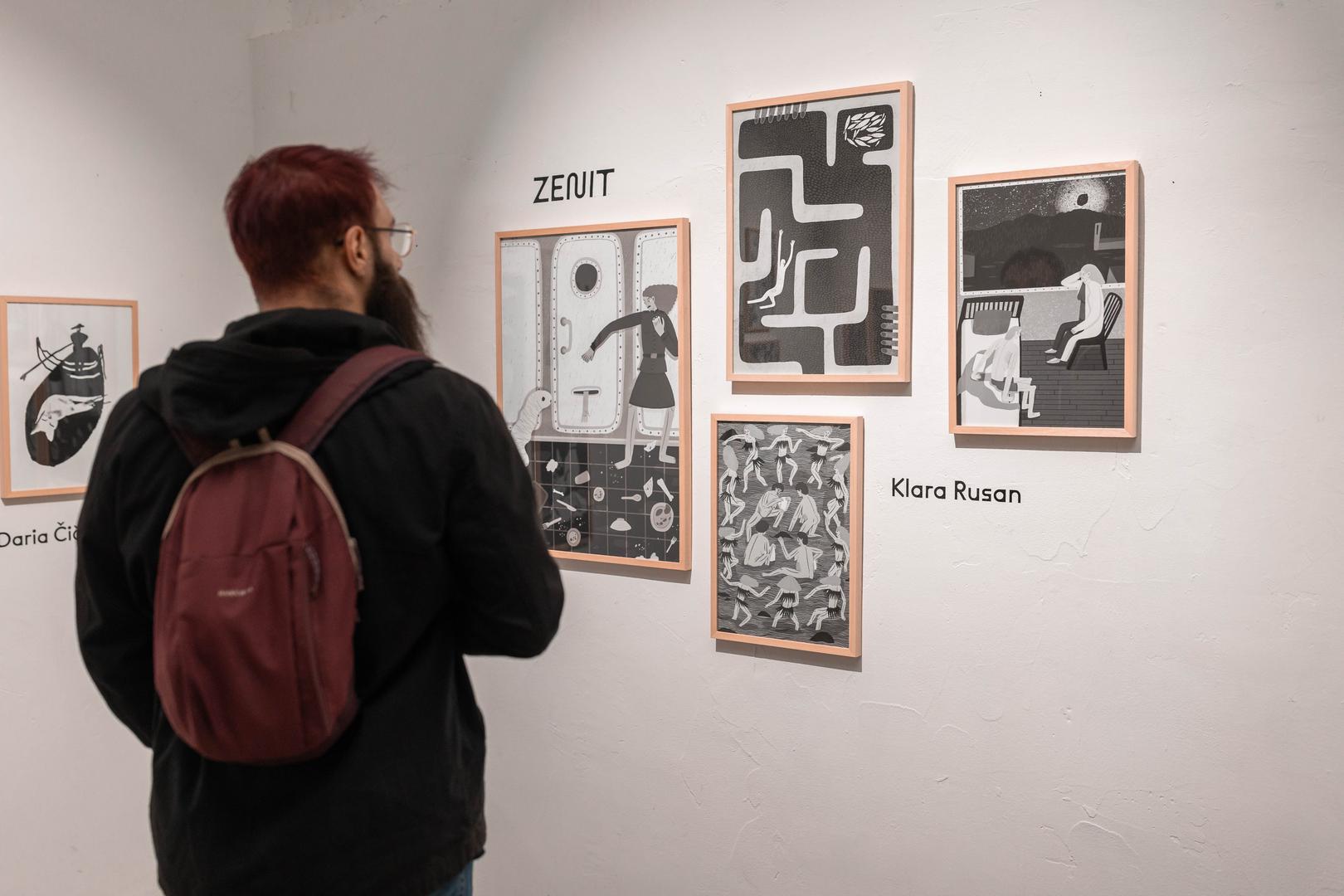 Le Guin ovdje ne gradi spektakularne svjetove, ona ih otkriva u i među nama. Dok smo u "Dvanaest smjerova vjetra" putovali kroz Svemir i otkrivali njegova najčudesnija mjesta, u "Ruži vjetrova" nastavljamo svoju svemirsku ekspediciju, ali s fokusom na otkrivanju našeg unutarnjeg svemira. U "Ruži vjetrova" granice identiteta su fluidne, priroda je ravnopravna sugovornica, a pripovijedanje se kreće između znanstvene fantastike, fantastike i intimne, nerijetko poetske proze