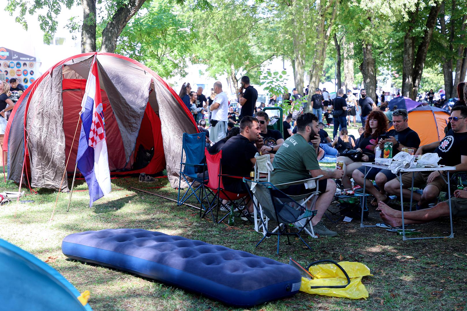  U parkovima su mnogi donijeli šatore i u hladu su uz Thompsonove hitove kratili vrijeme do koncerta.