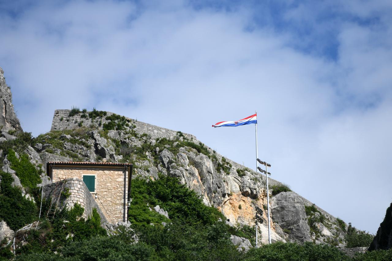 Knin: Hrvatska zastava na kninskoj tvrdjavi
