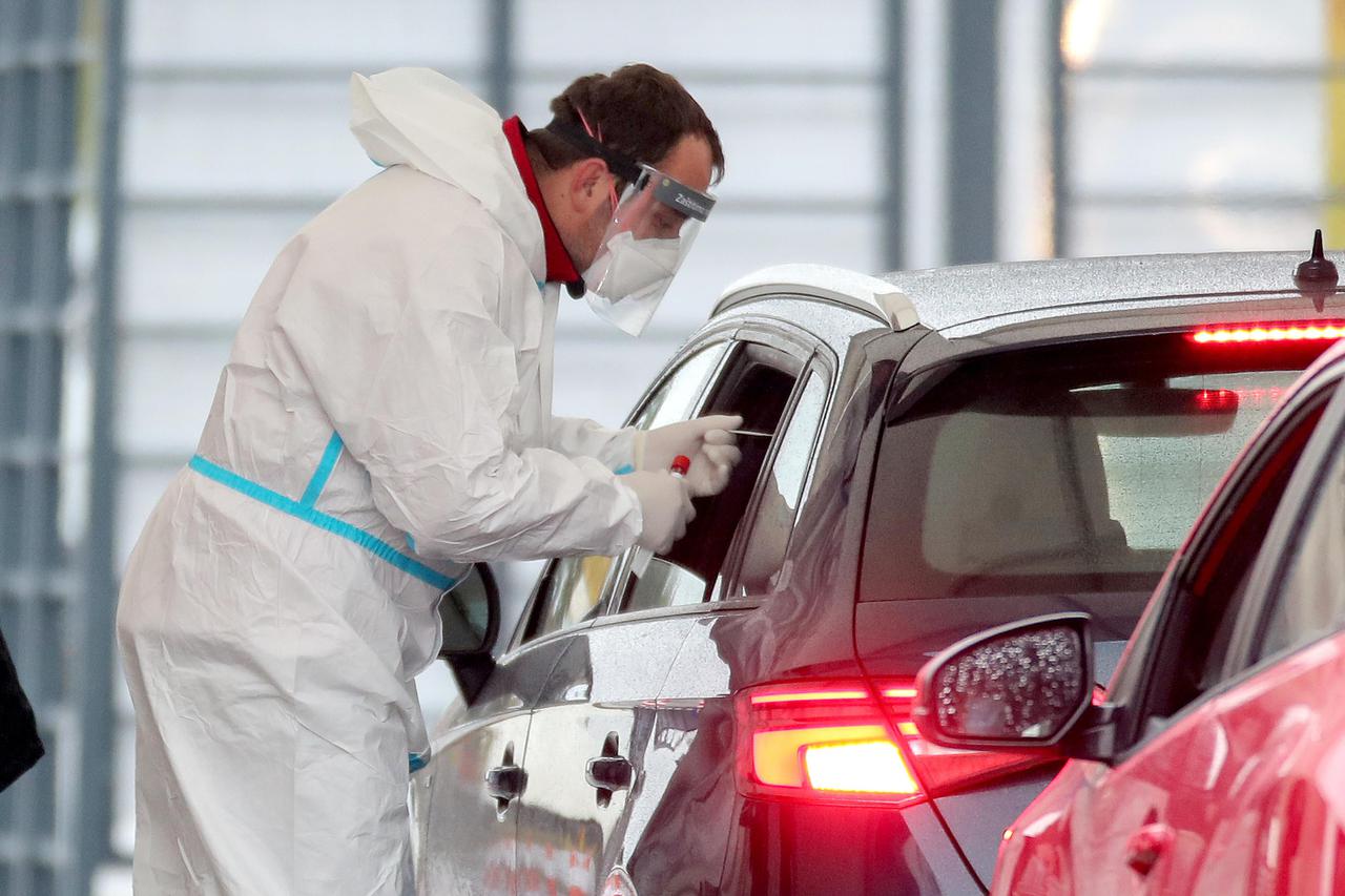 Povećan broj vozila na drive-in COVID testiranju na Zagrebačkom Velesajmu