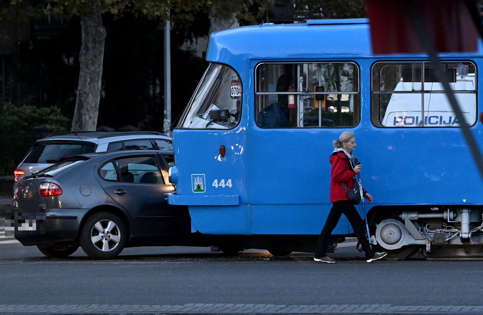 Podsjetimo, ovo je nastavak niza nesreća ZET-ovih vozila. Nakon prošlotjednog iskliznuća iz tračnica tramvaja linije dva na raskrižju Držićeve i Vukovarske, jutros oko 5 sati nesreća se dogodila i u Dupcu.
