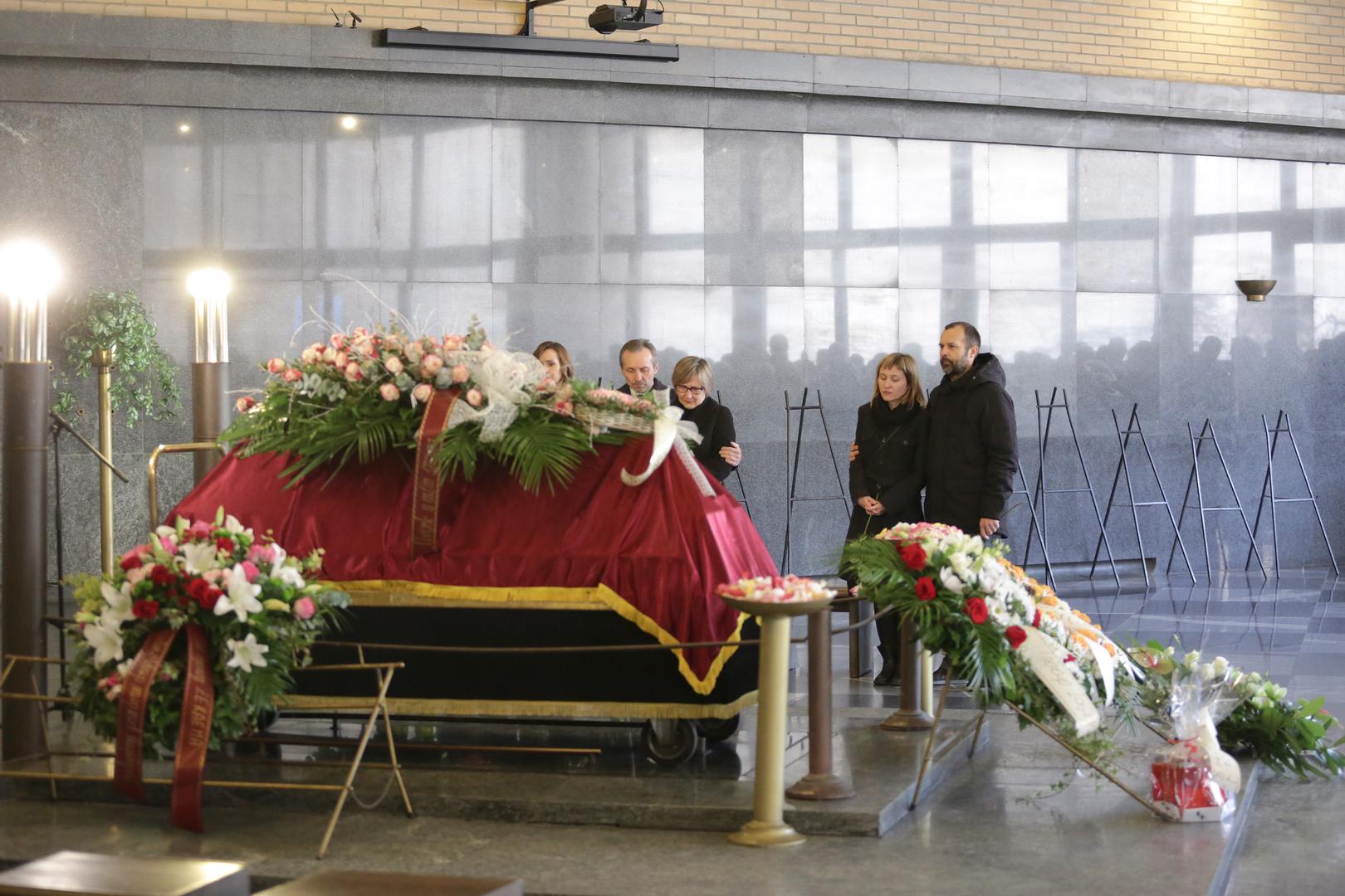 Brojni kolege, obitelj i prijatelji oprostili su se danas na zagrebačkom Krematoriju od preminule glumice Mirjane Rogine. 