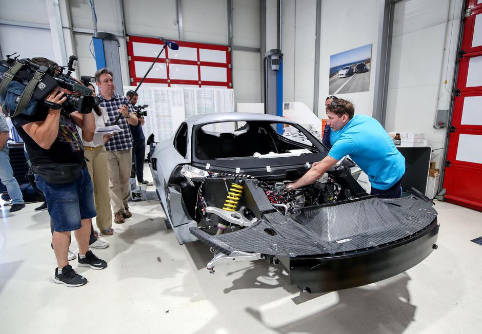 Andrej Plenković i ministri na sastanku u tvornici Rimac automobili