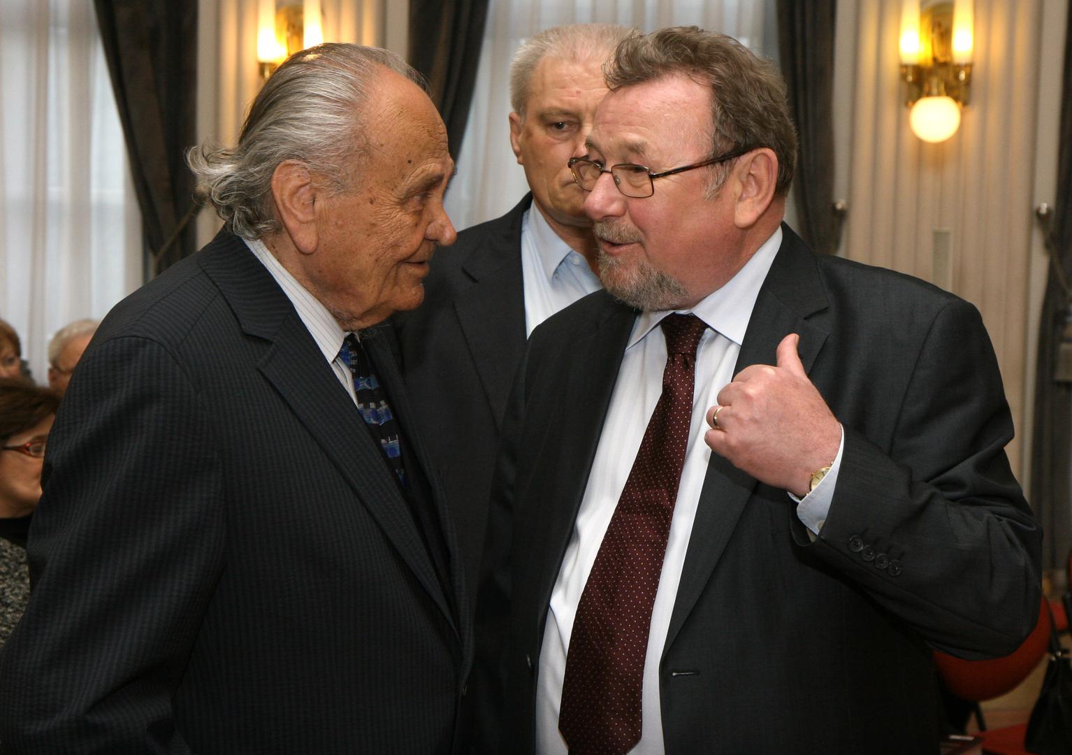 Manolić se tijekom života dva puta ženio i obje svoje supruge je nadživio. Njegovo vjenčanje s drugom suprugom Mirjanom, kad je imao 97 godina, izazvalo je veliku pozornost javnosti. Imao je tri kćeri iz prvog braka. Uoči Božića prošle godine mediji su objavili kako je Joža Manolić primio sakramente. Manolić je sam, pri punoj svijesti pozvao svećenika. Ispovjedio je te dobio odrješenje grijeha.