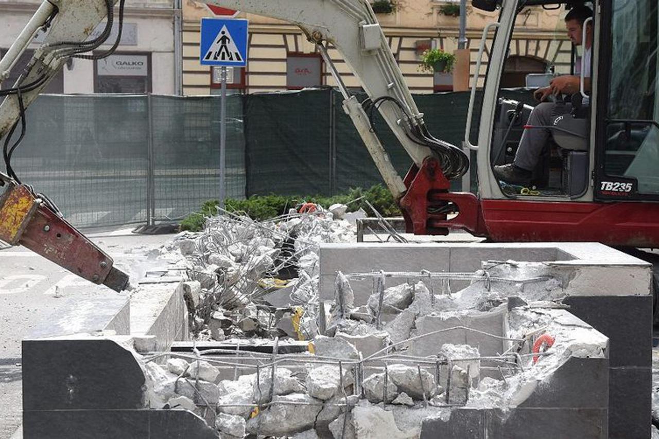 Rušenje terase u Karlovcu