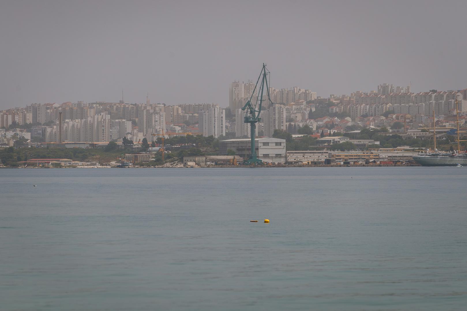 Toplinski val, koji je ovaj tjedan pogodio Hrvatsku, osim ekstremnih temperatura sa sobom je donio i pijesak iz Sahare, kojeg je, prema informacijama DHMZ-a, upravo danas najviše u zraku.