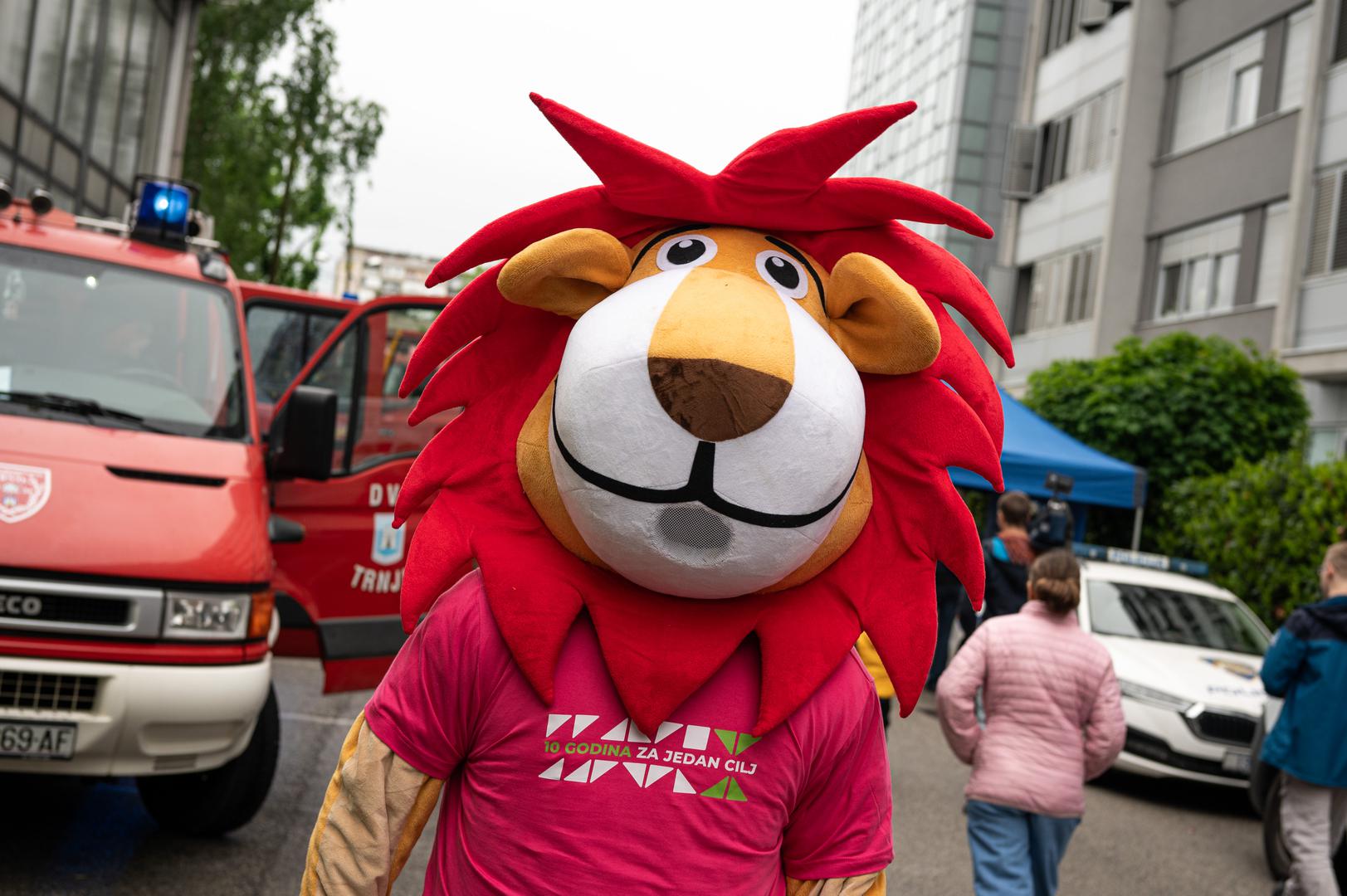 Djeca su uživala u napuhancima, gađanju vatrogasnih meta i ziplineu, dok su svi uzrasti imali priliku vidjeti prezentacije vatrogasnih vozila i opreme, kušati besplatan gulaš koji je pripremilo više od deset ekipa te sudjelovati u ocjenjivanju.